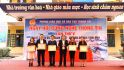 Đồng chí Đoàn Việt Dũng - Huyện ủy viên, Trưởng phòng GDĐT huyện Thanh Oai trao giải nhất cho các đơn vị đạt giải nhất trong Ngày hội CNTT cấp huyện năm học 2020 - 2021